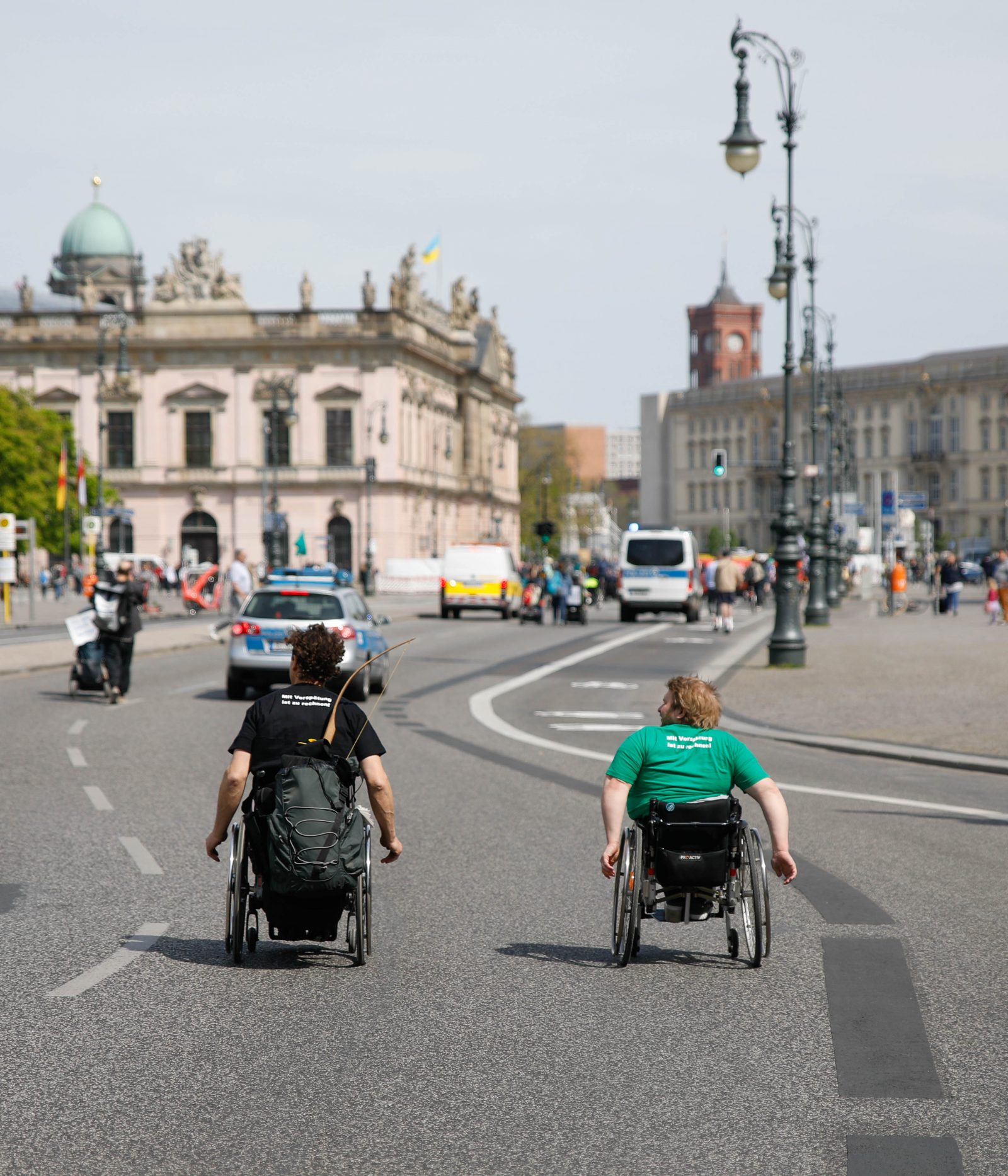 Zwei Menschen im Rollstuhl bewegen sich nebeneinander auf der Straße Unter den Linden am Ende einer Demonstration Foto: Moritz Heck