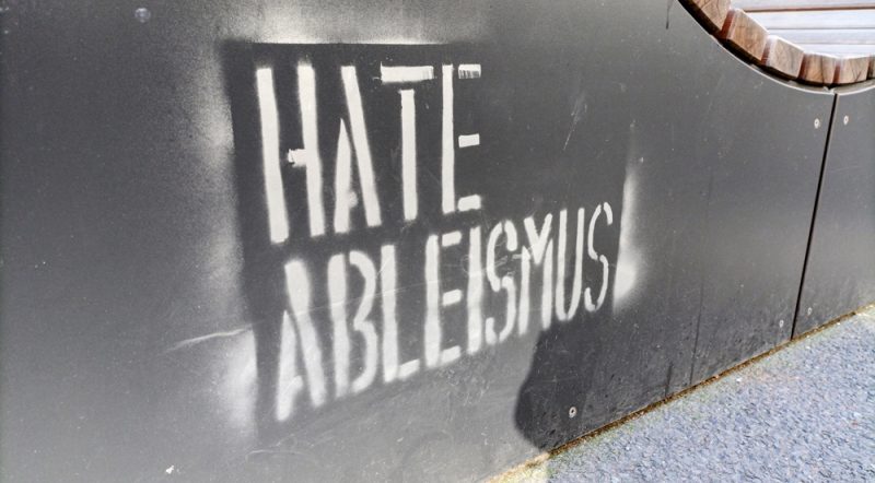 Aufschrift Parkbank Hate Ableismus Foto ISL eV
