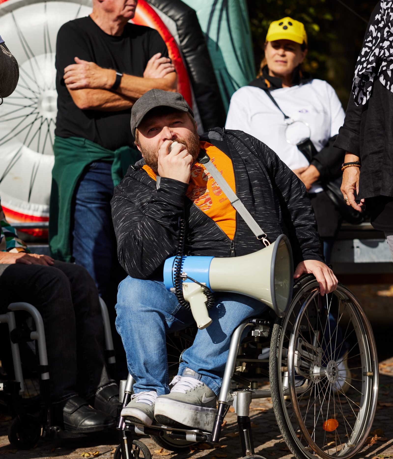 Demonstrierender im Rollstuhl mit Megafon