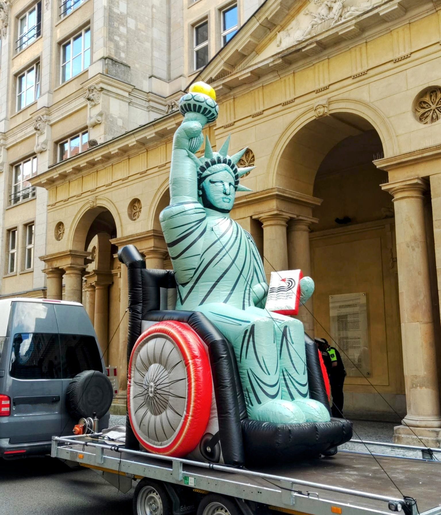 Freiheitsstatue im Rollstuhl vor dem BMJ