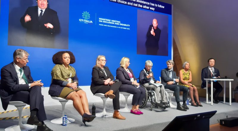 Podiumsteilnehmende auf dem G7-Sozialminister*innen Treffen zum Thema Behinderung in Italien